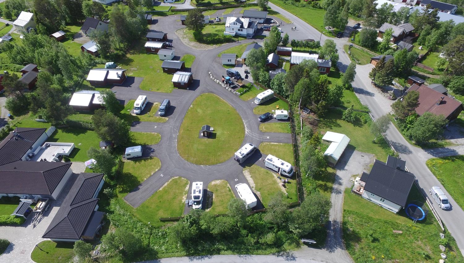 Oversikt bildet av camping området om sommeren med noen bobiler stående på plass