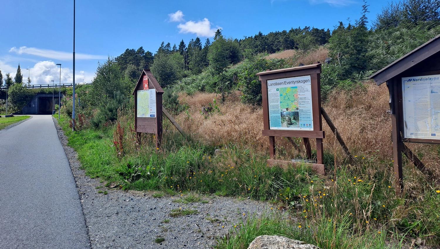 Skilt og parkeringsplass ved turstart