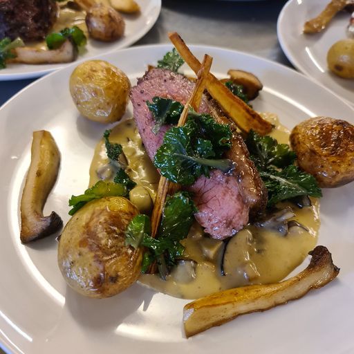 Middagstellerken med kjøtt saus og poteter