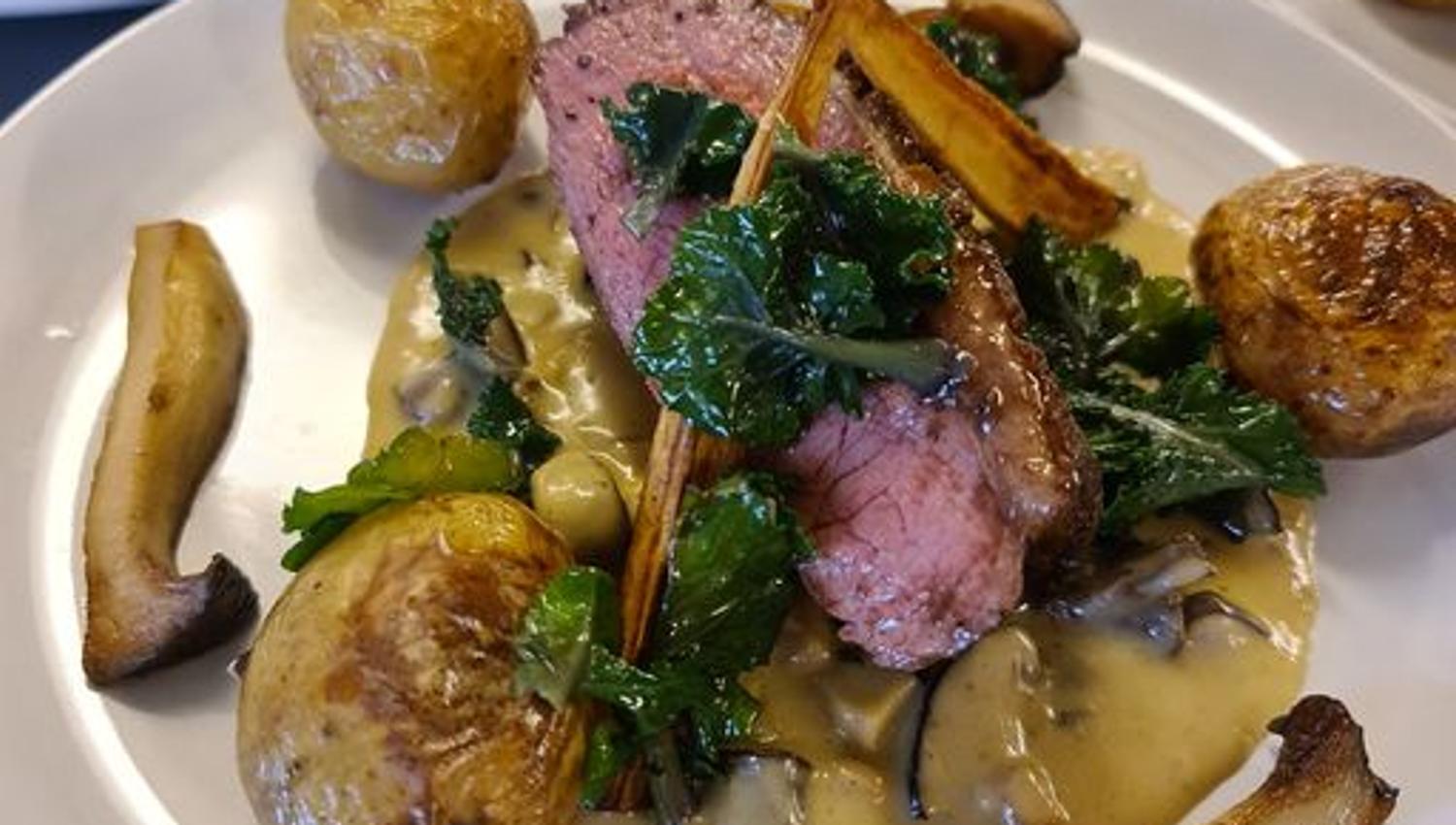 Middagstellerken med kjøtt saus og poteter