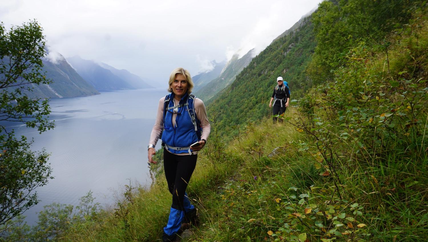 Guide Innom Turism Guida dagstur - 5-timers fjelltur ved Hjørundfjorden