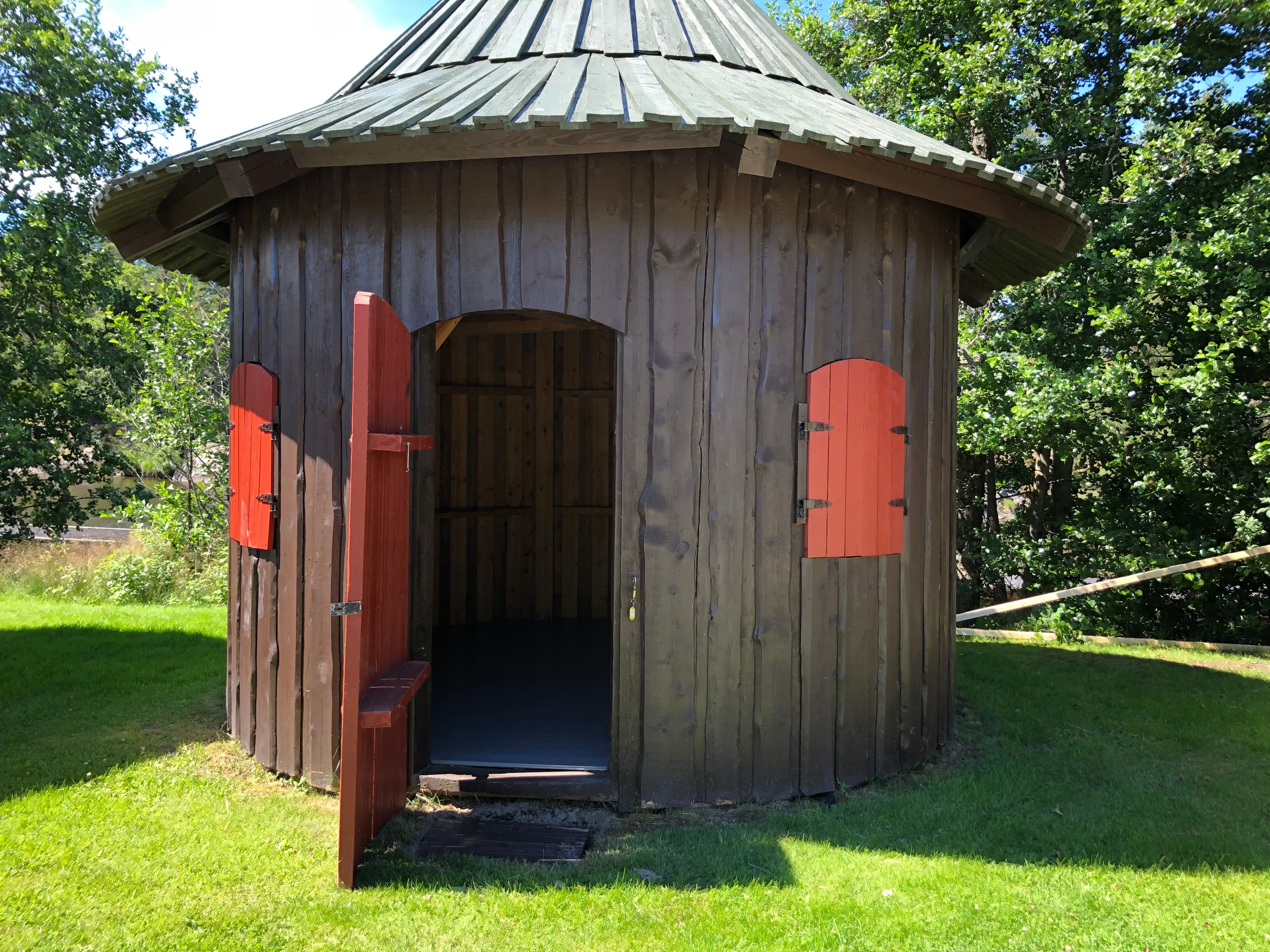 stump hut