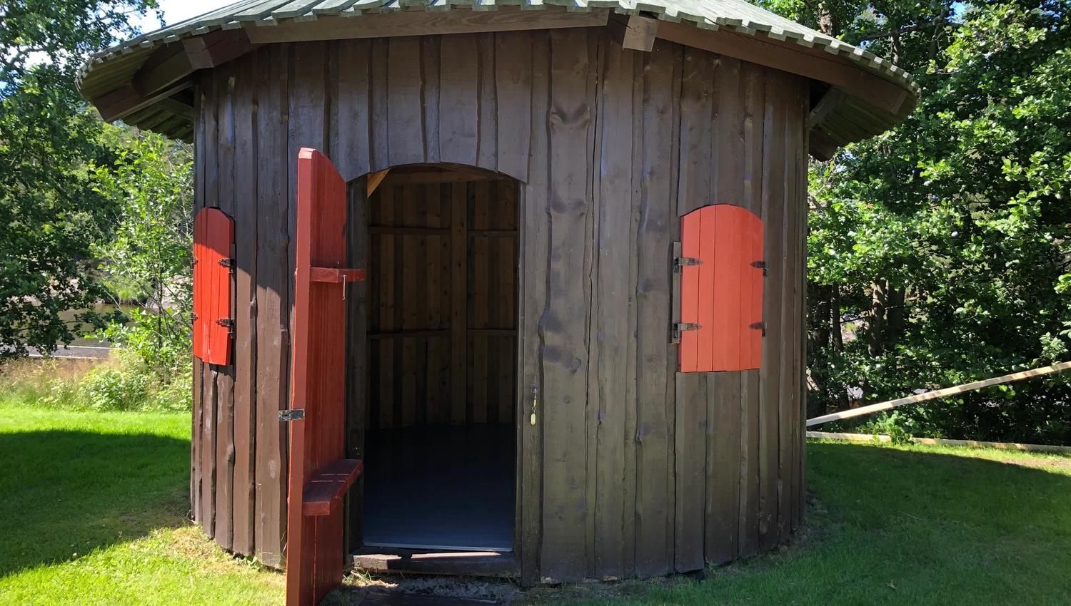 stump hut