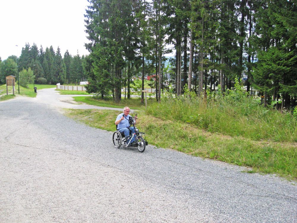 man in a wheelchair drives on the hiking trails in Skien leisure park
