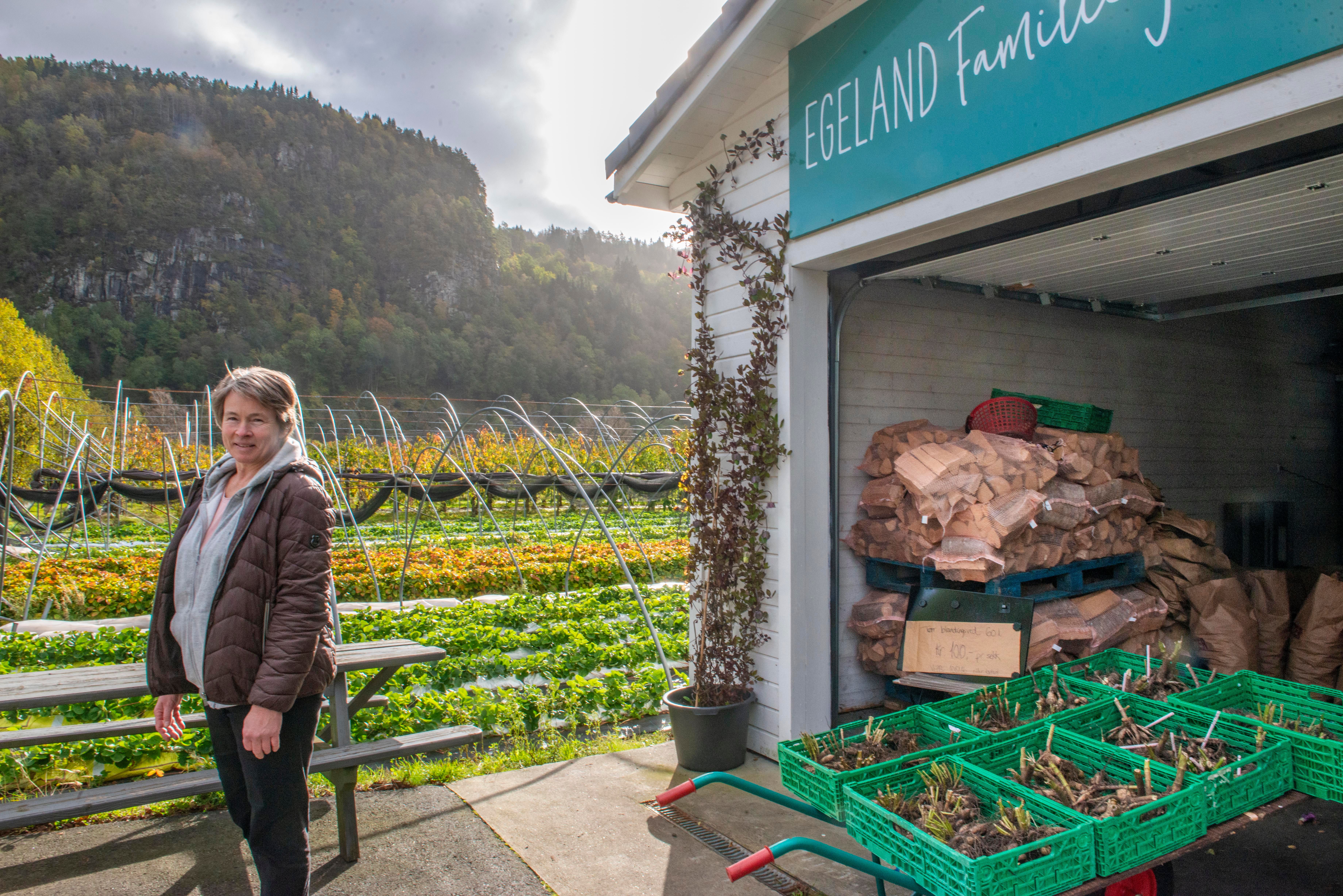 gunhild-egeland-utenfor-grdsbutikken-p-egeland-familiegrd---egeland-familiegrd---kvinesdal---gjermun