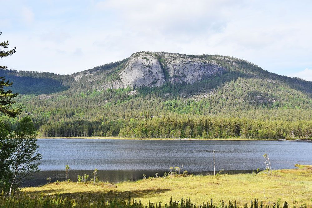 hiking area with lake and mountains near the Wilderness Adventure motorhome parking 