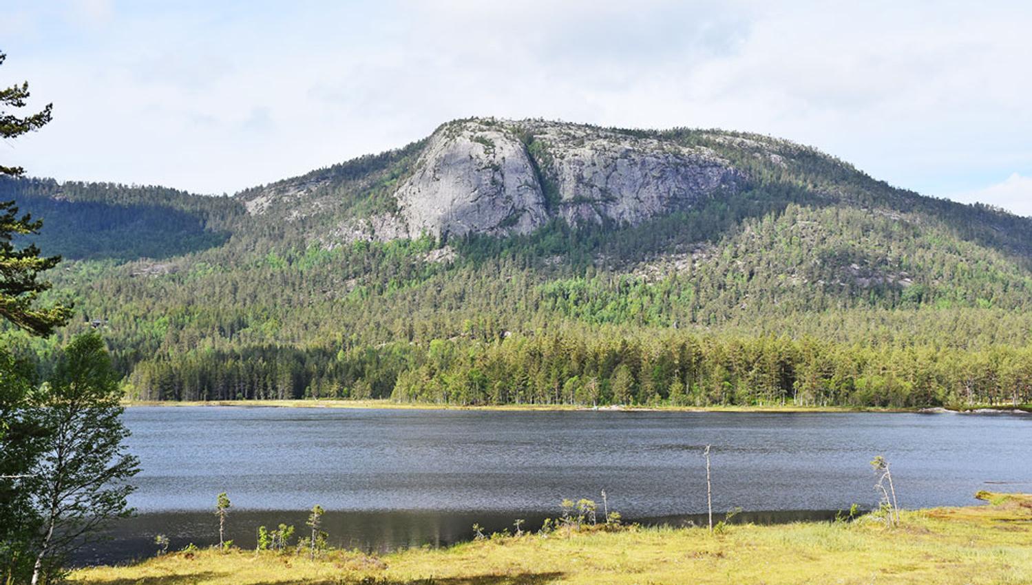 hiking area with lake and mountains near the Wilderness Adventure motorhome parking