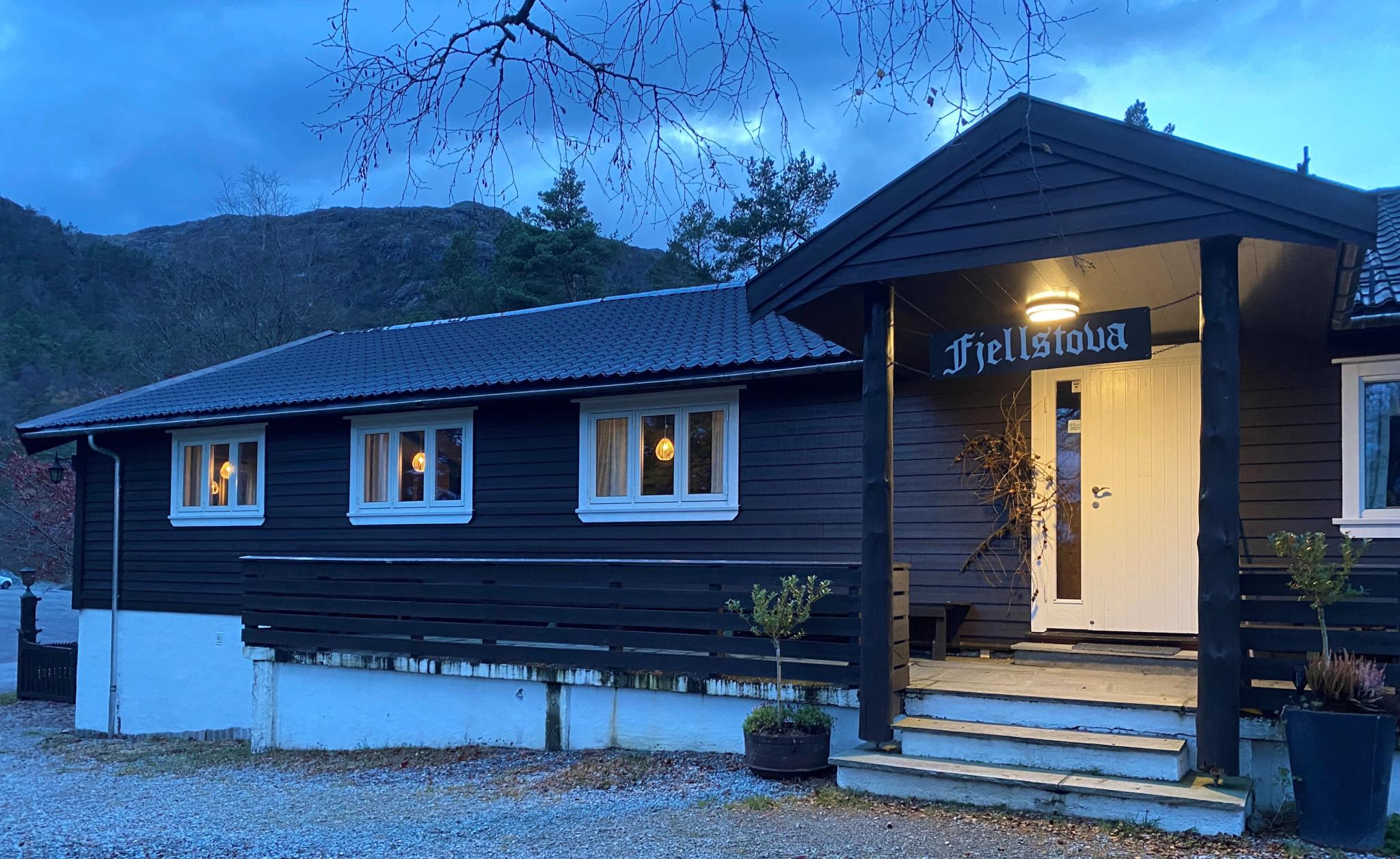 Fjellstova ligg på Stord - på veg opp mot Kattnakken. Stor parkeringsplass like ved.