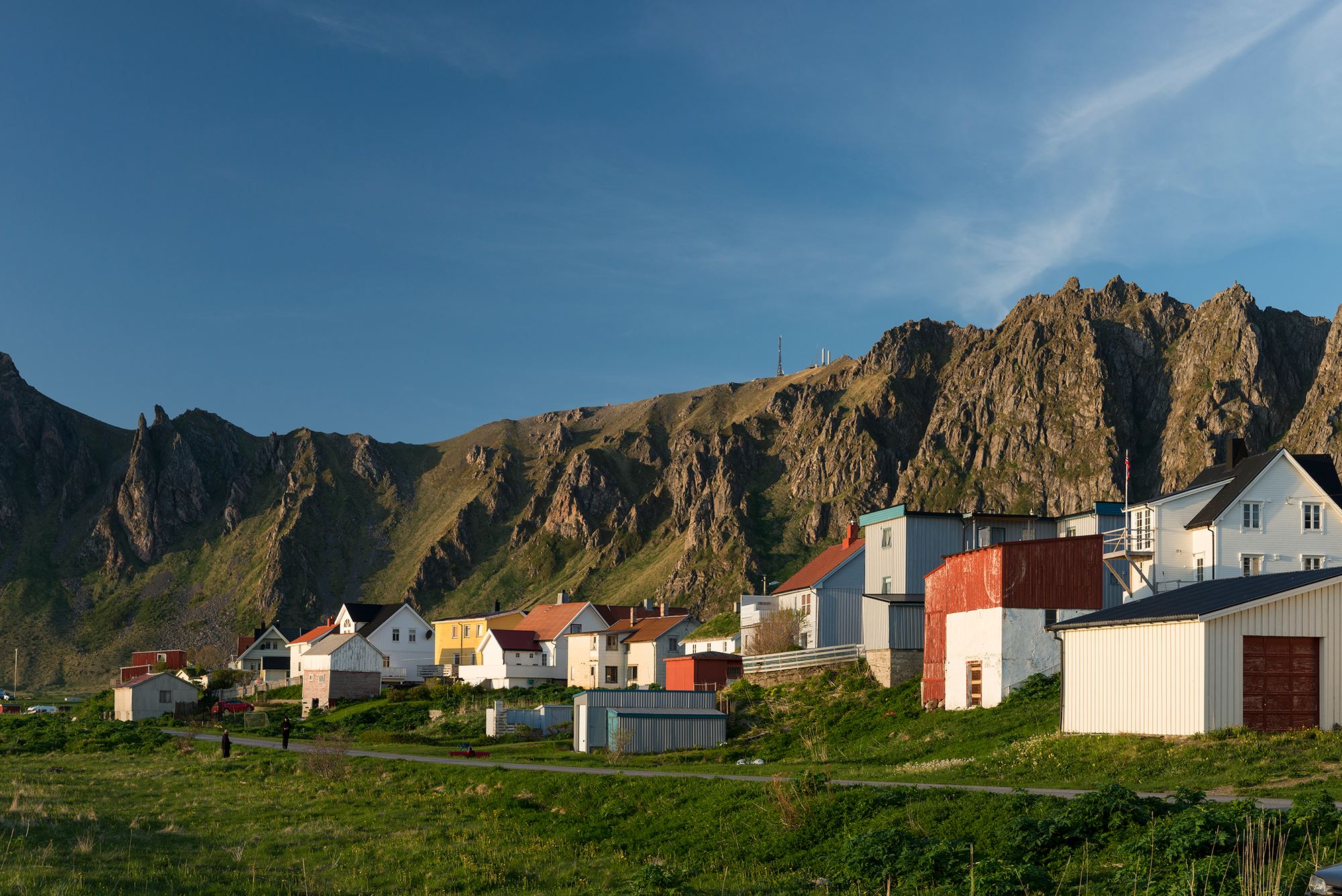 Fiskeværet Bleik i midnattssol, Nasjonal turistveg Andøya.