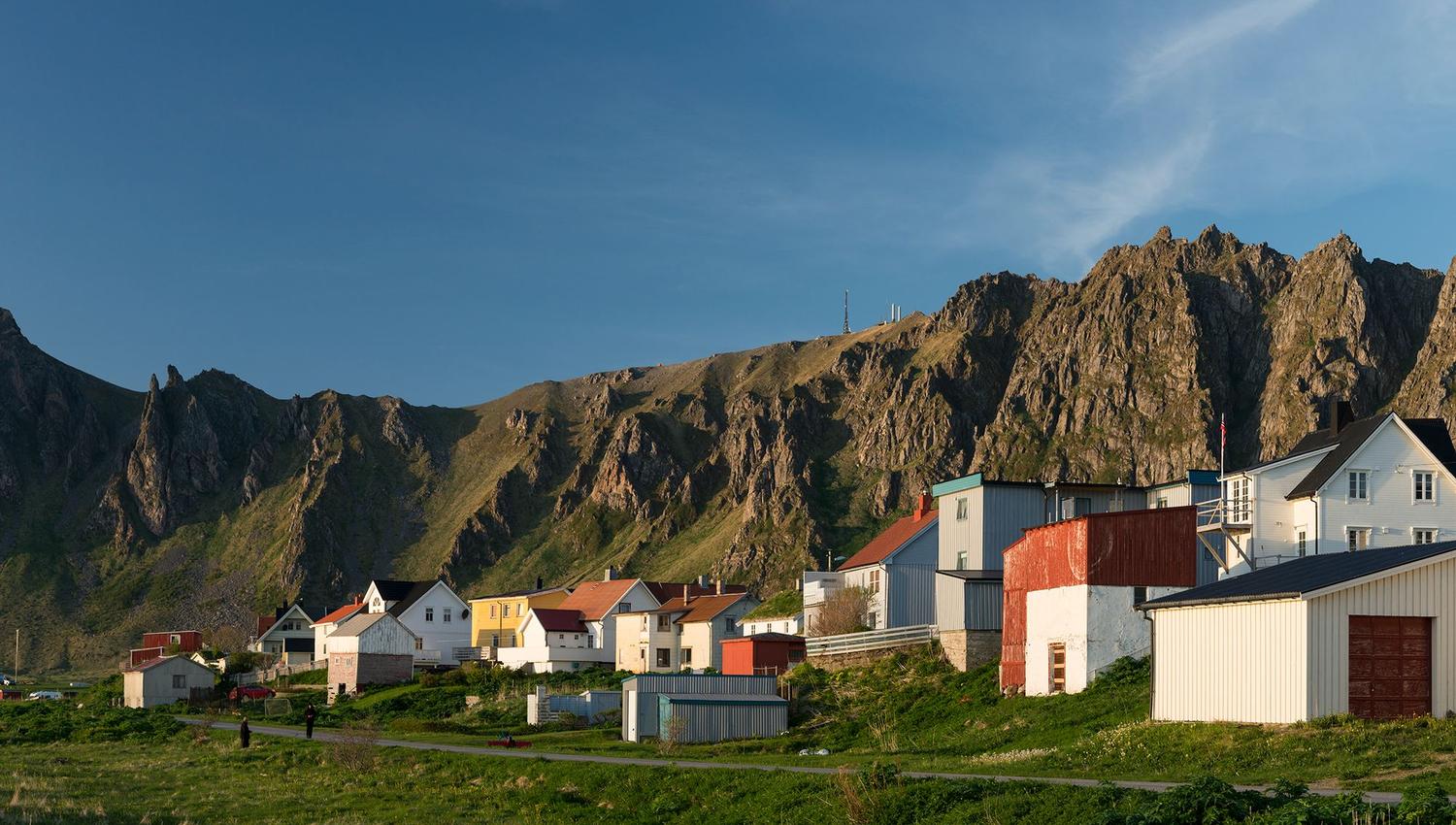Fiskeværet Bleik i midnattssol, Nasjonal turistveg Andøya.