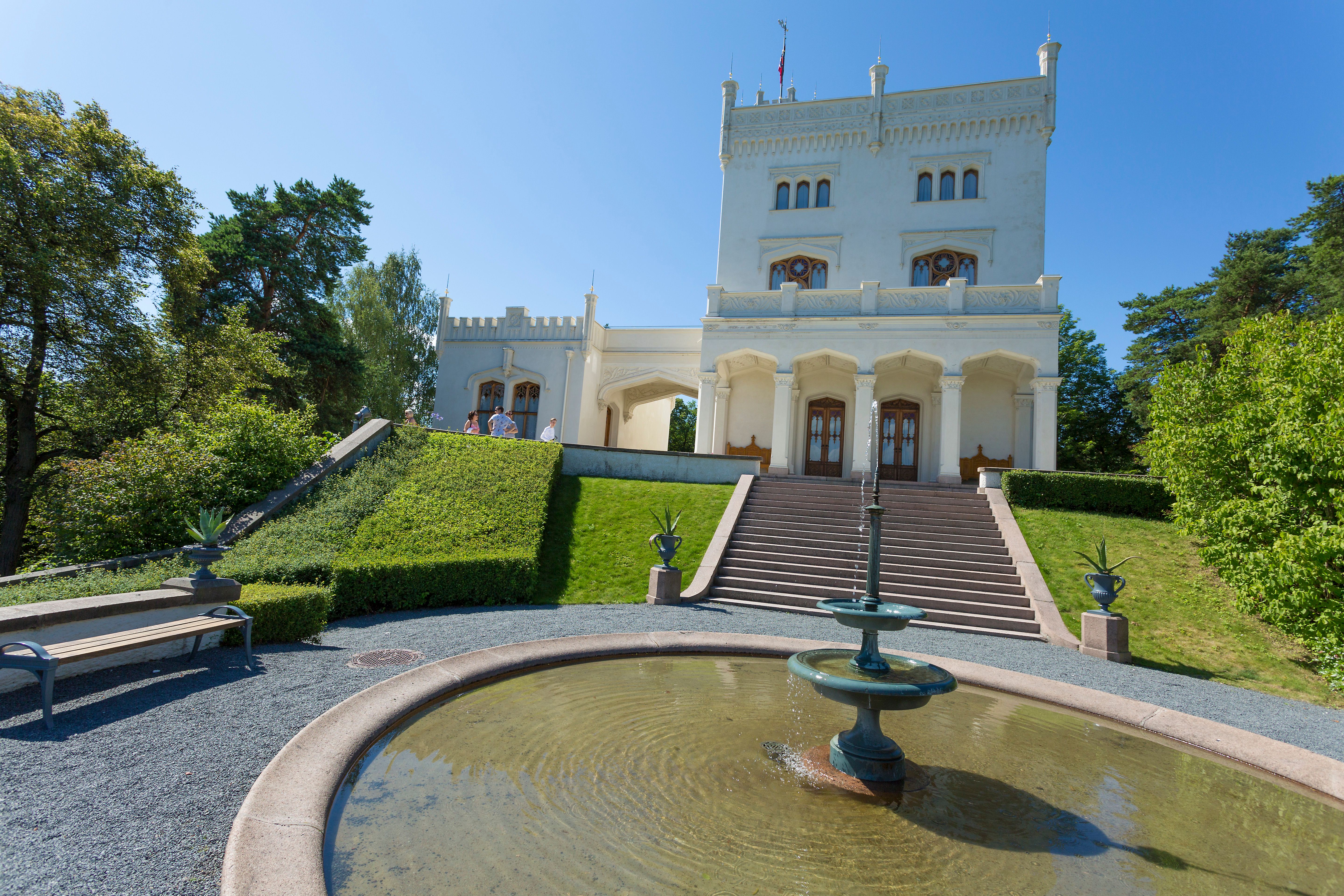 The park with fountain, Oscarshall in the background