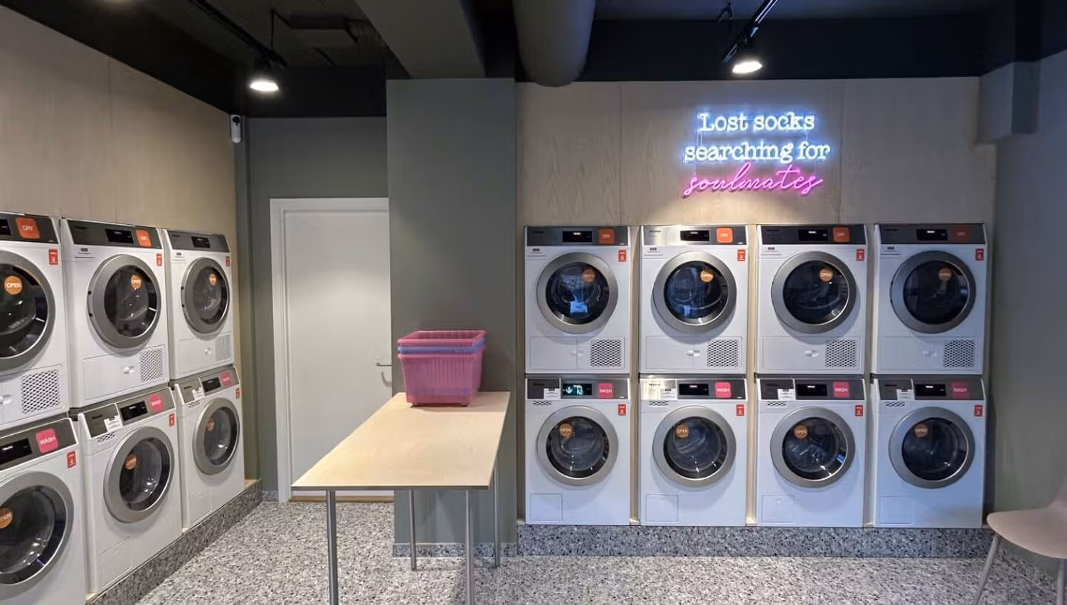 Inside of the Clean Kokos Laundromat (picture 4)