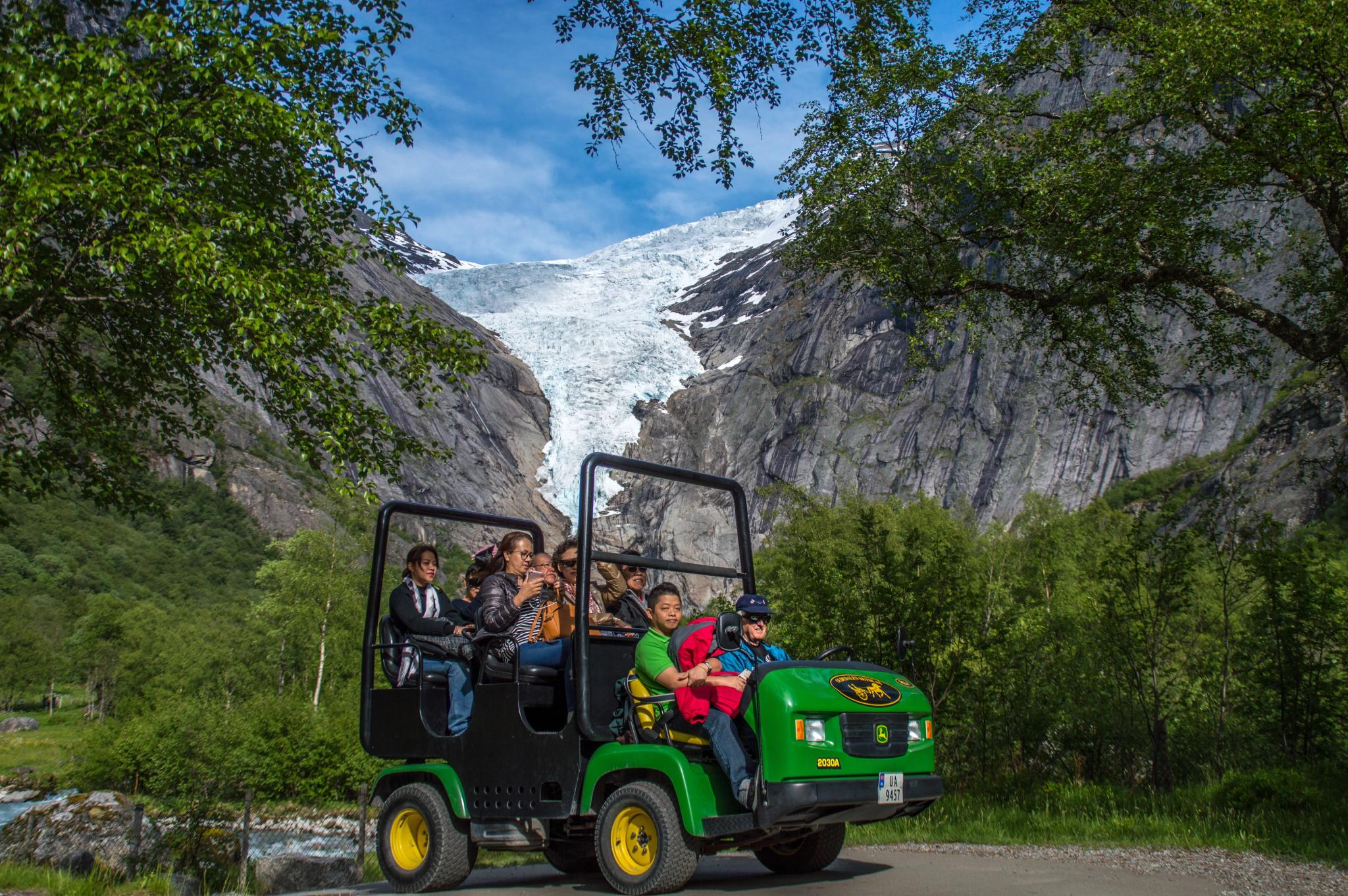 Med Trollbil til Briksdalsbreen | Oldedalen Skyss
