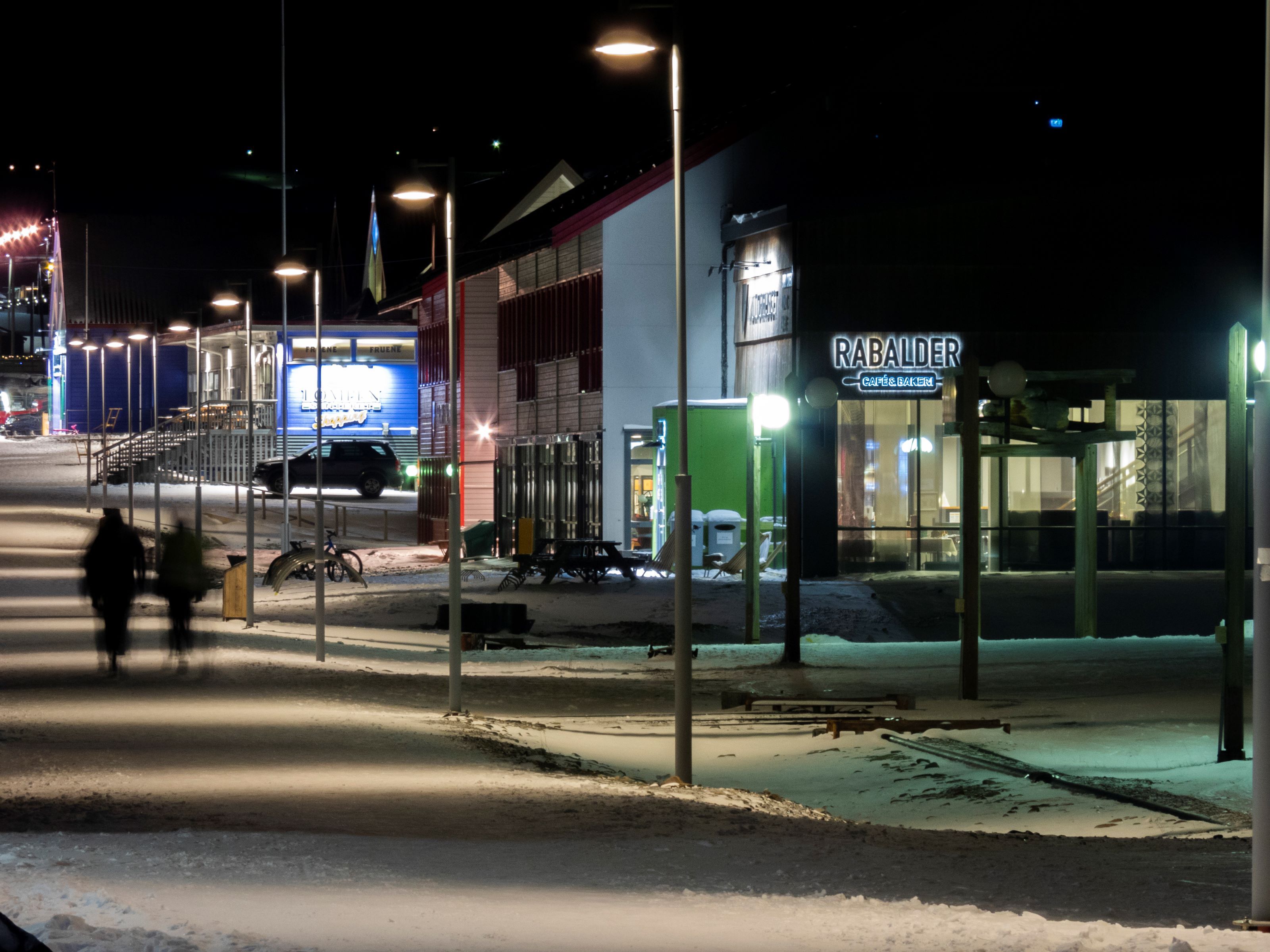 Mørklagt gågata i Longyearbyen