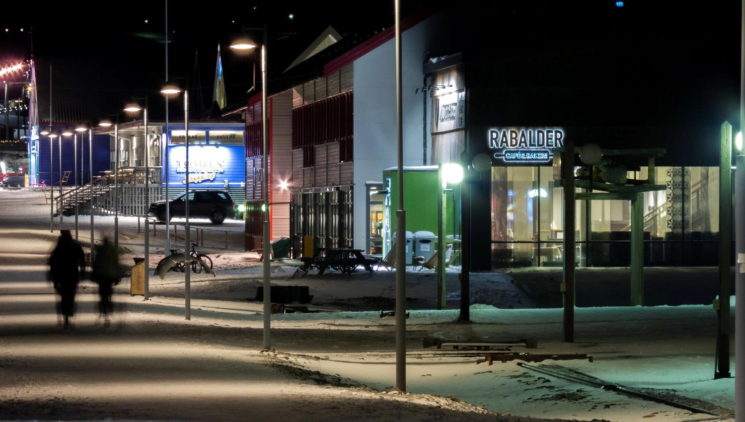 Mørklagt gågata i Longyearbyen