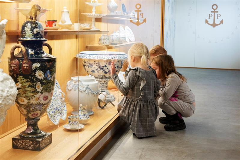 group of kids looking at the exhibition at the porcelain museum in Porsgrunn