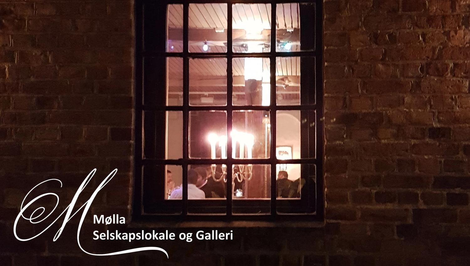 Mølla - vindu sett utenfra på kvelden