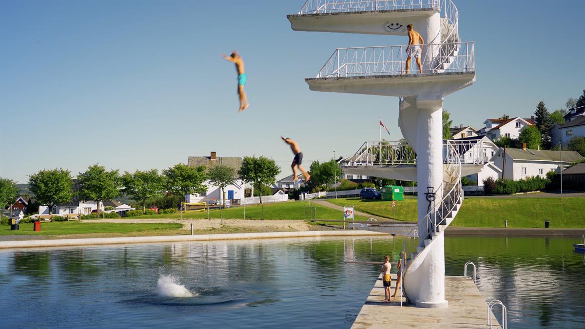 Fastland friluftsbad - gutter hopper fra 10-meteren
