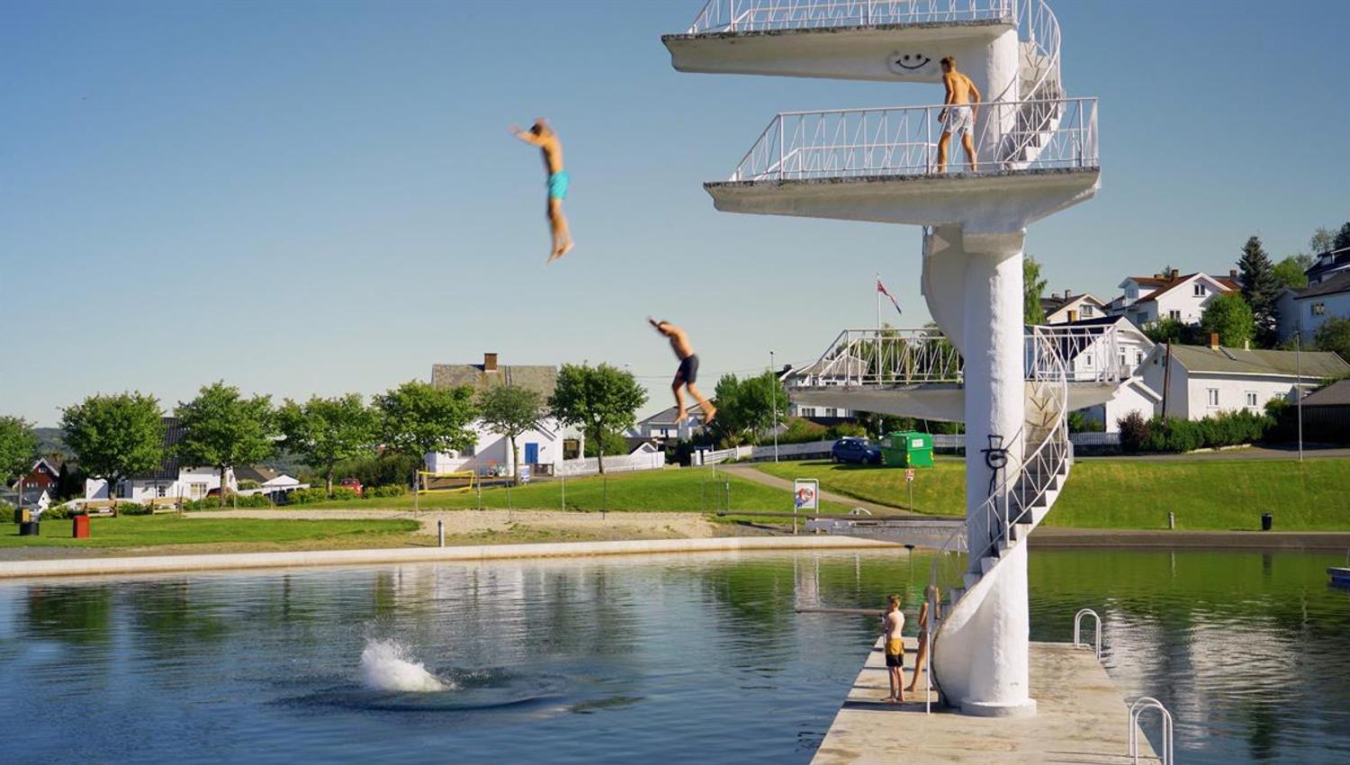 Fastland friluftsbad - gutter hopper fra 10-meteren
