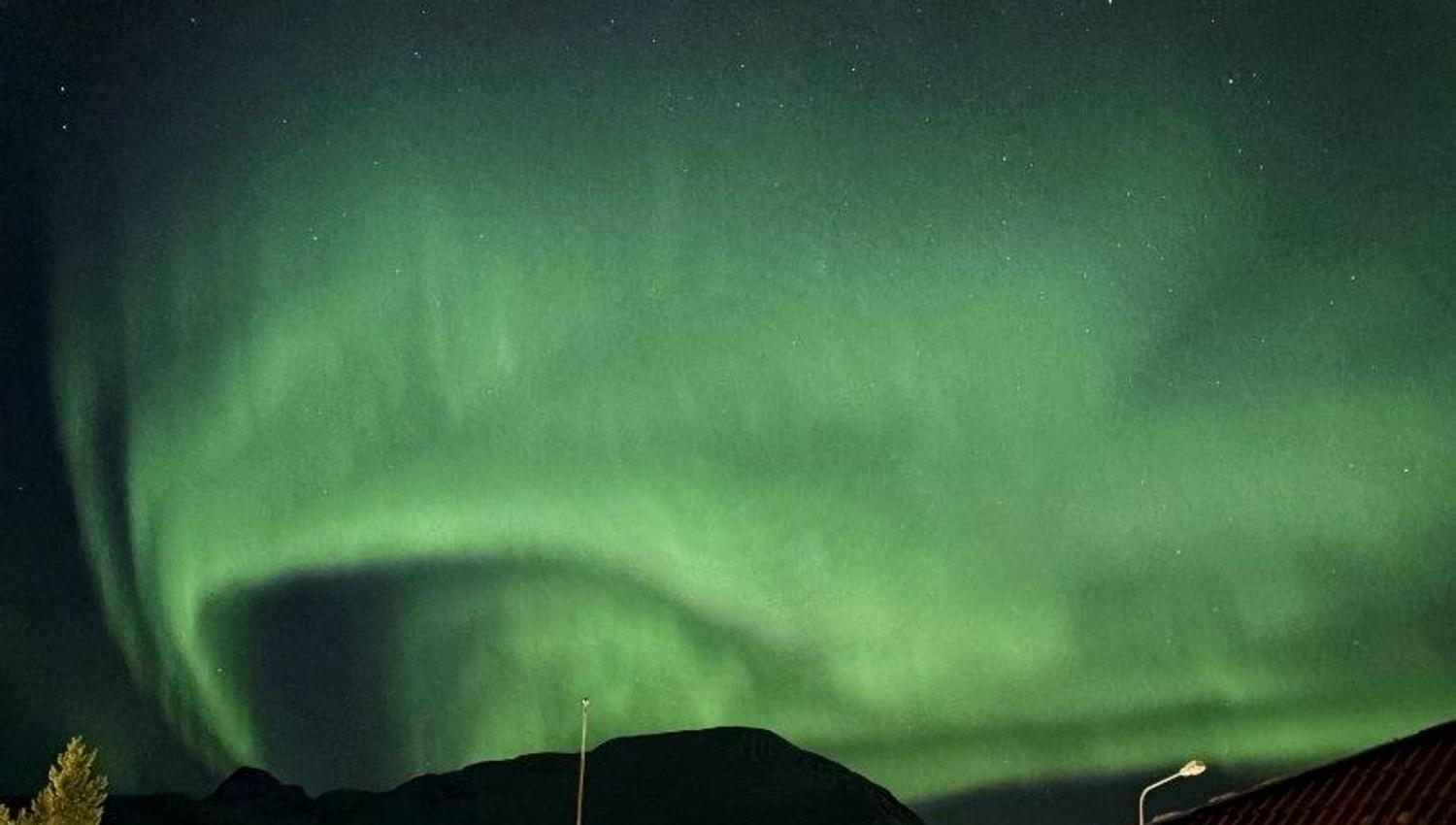 Nordlyset over hotellet
