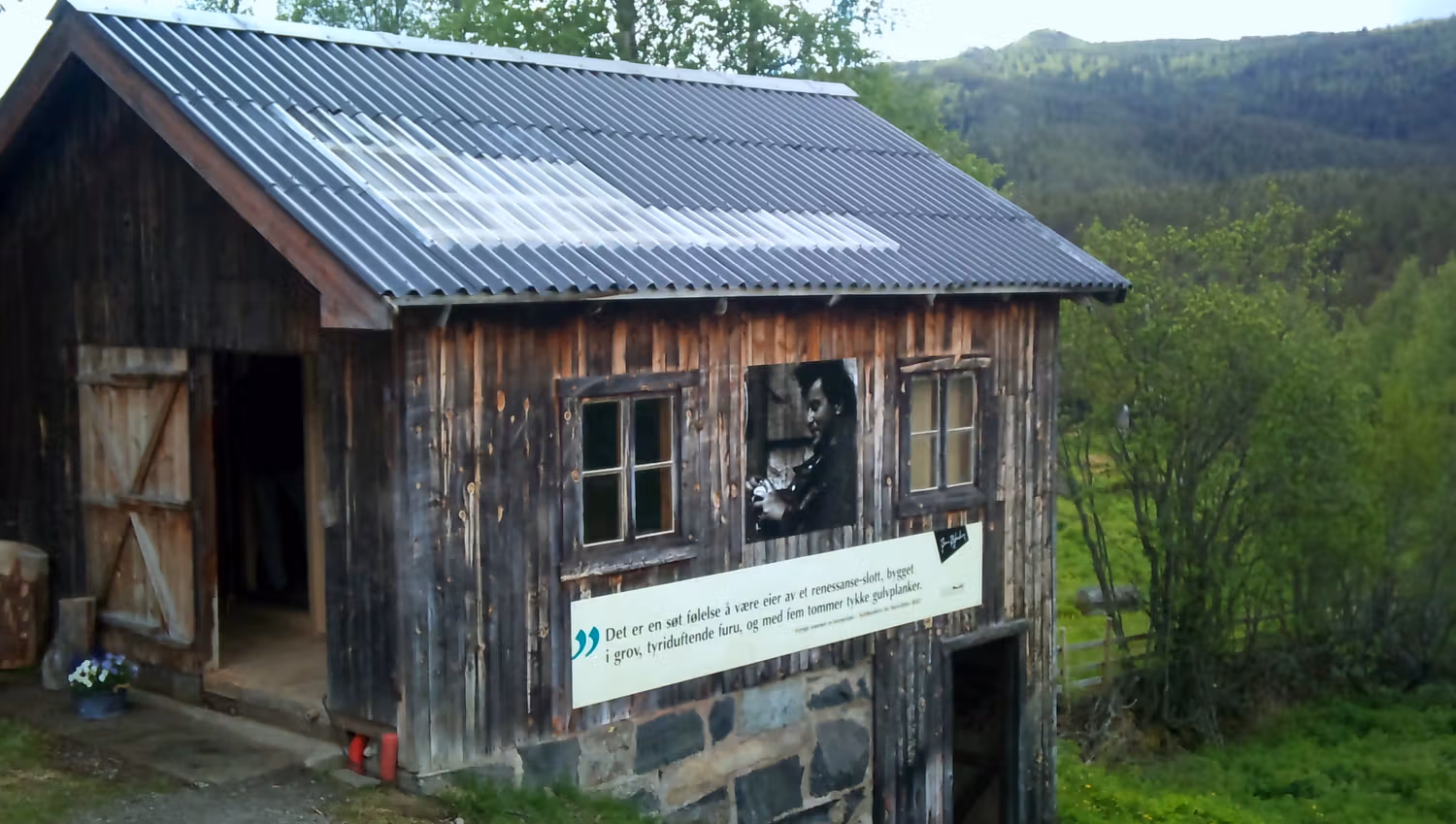 Bjørnebokunst i uthuset