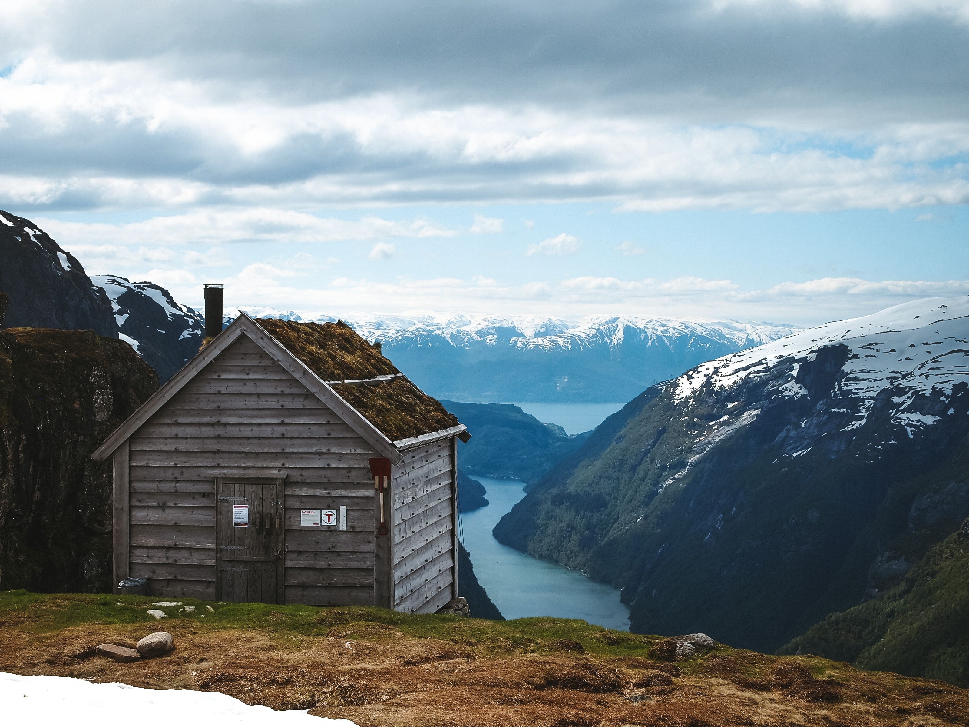 Mountain cabin with a stunning view of fjords and snow-capped peaks in Hardanger.