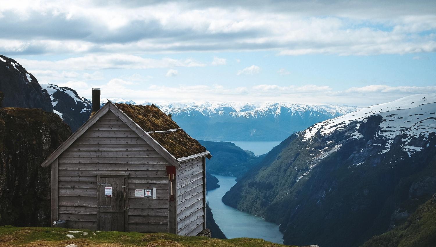 Mountain cabin with a stunning view of fjords and snow-capped peaks in Hardanger.
