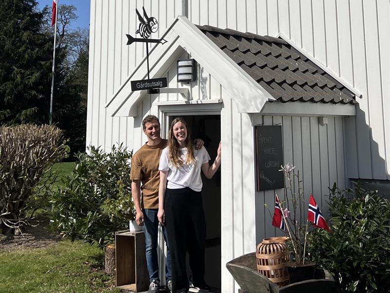 Mikkel og Tomine ved gårdsbutikken