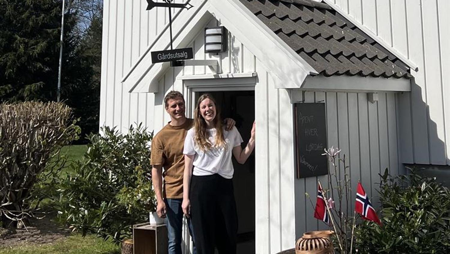 Mikkel og Tomine ved gårdsbutikken