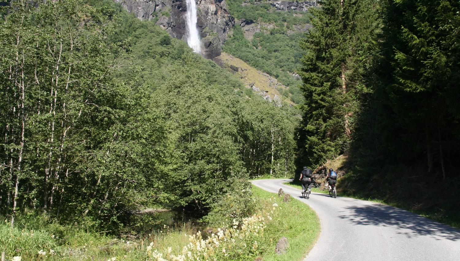 Cycling down to Flåm