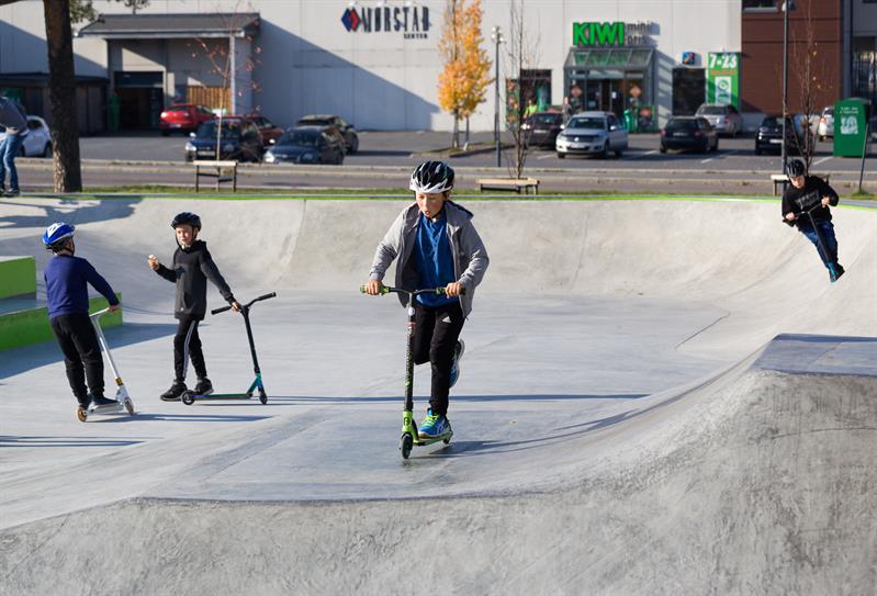 barn på skatebanen
