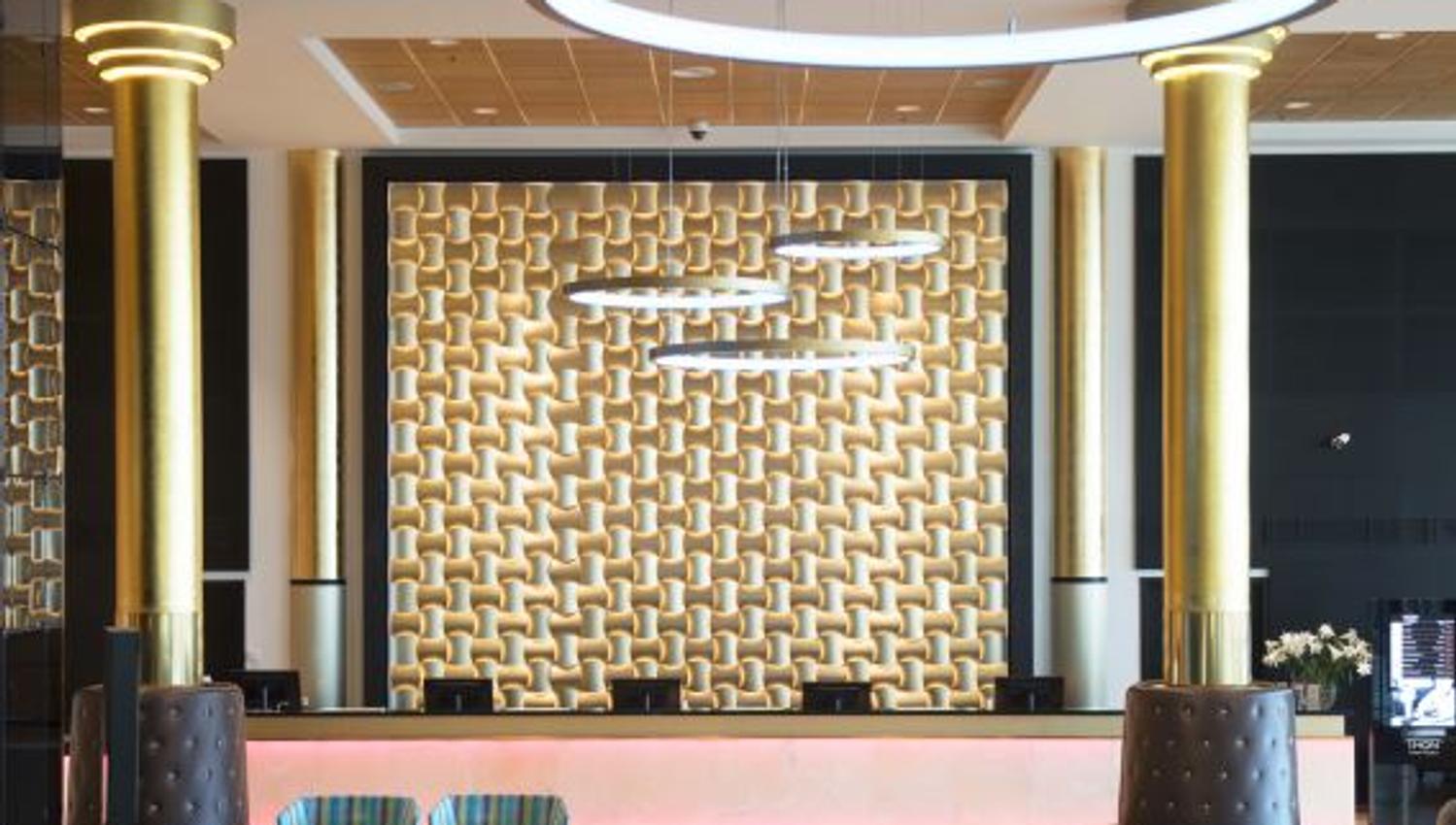 Lobby med gylne søyler.