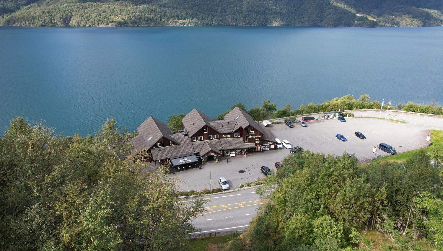 Åkrafjordtunet by the fjord
