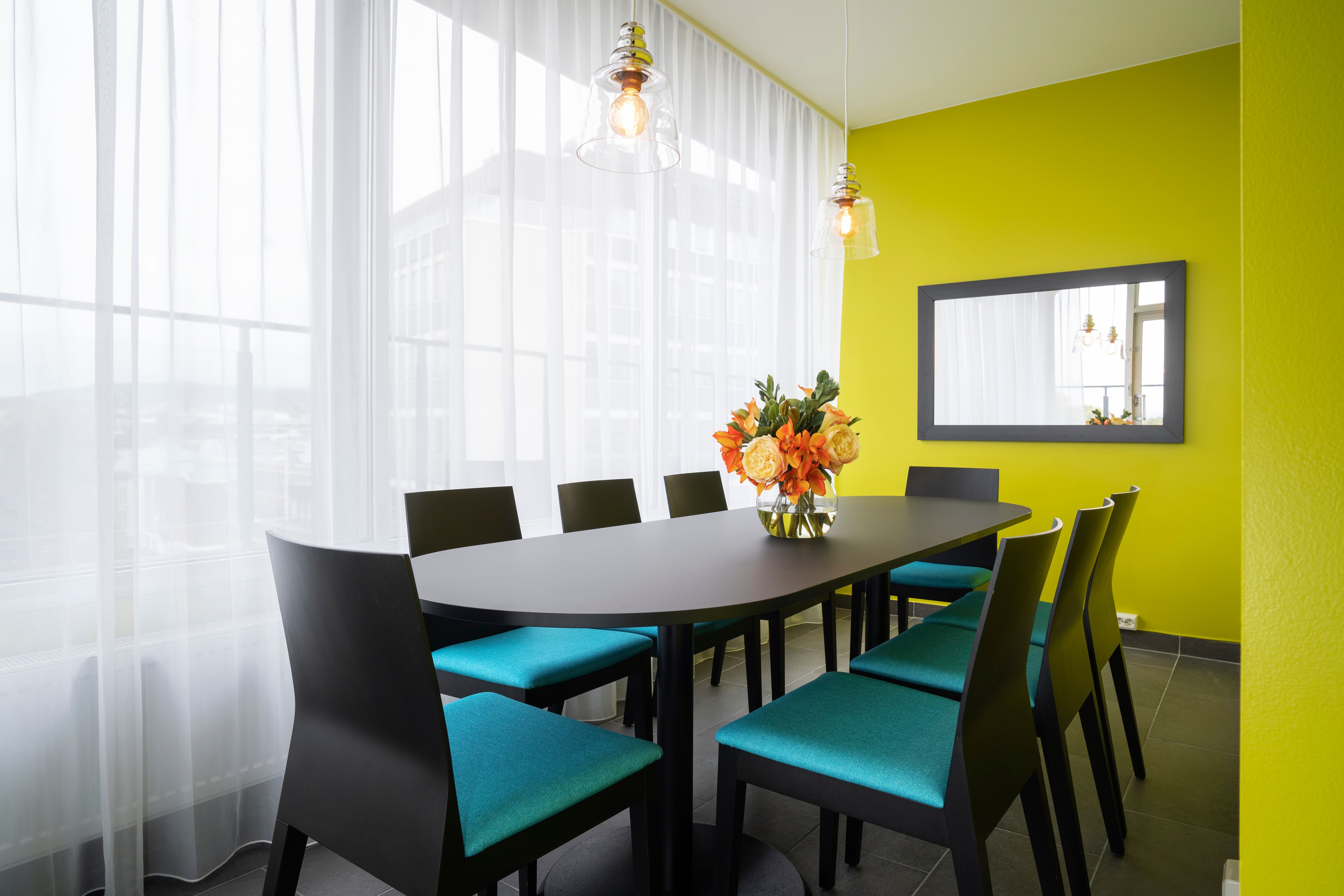 Meeting room woth yellow wall and window with white curtains. Thon Hotel Slottsparken, Oslo. Photo