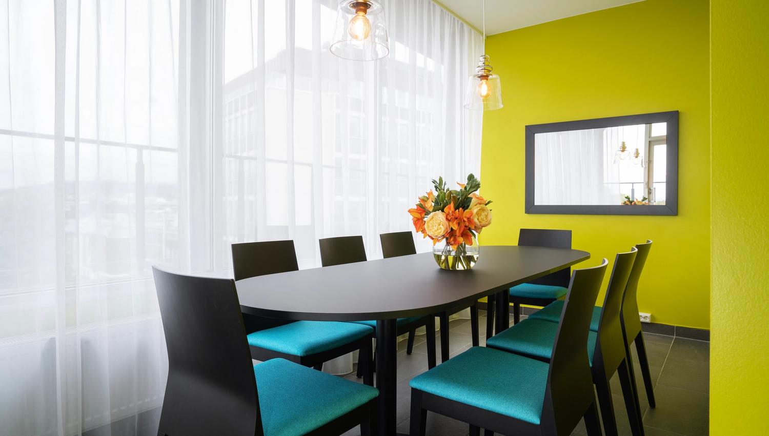 Meeting room woth yellow wall and window with white curtains. Thon Hotel Slottsparken, Oslo. Photo