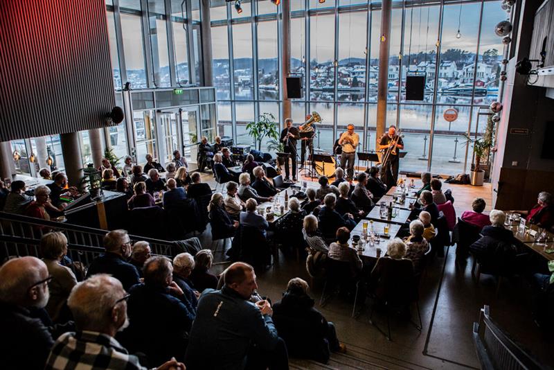 many people at a concert at Ælvespeilet 