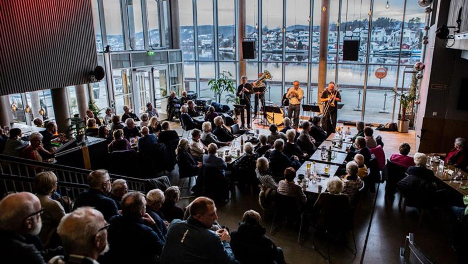 many people at a concert at Ælvespeilet