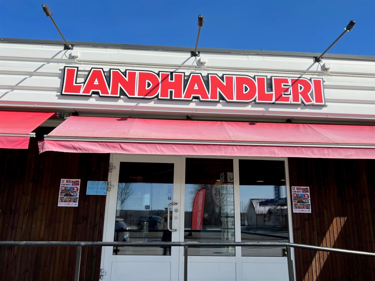 The exterior of a store with a sign that reads “Landhandleri”.