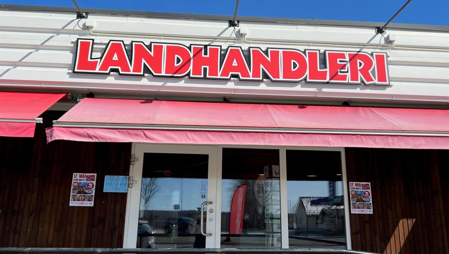The exterior of a store with a sign that reads “Landhandleri”.