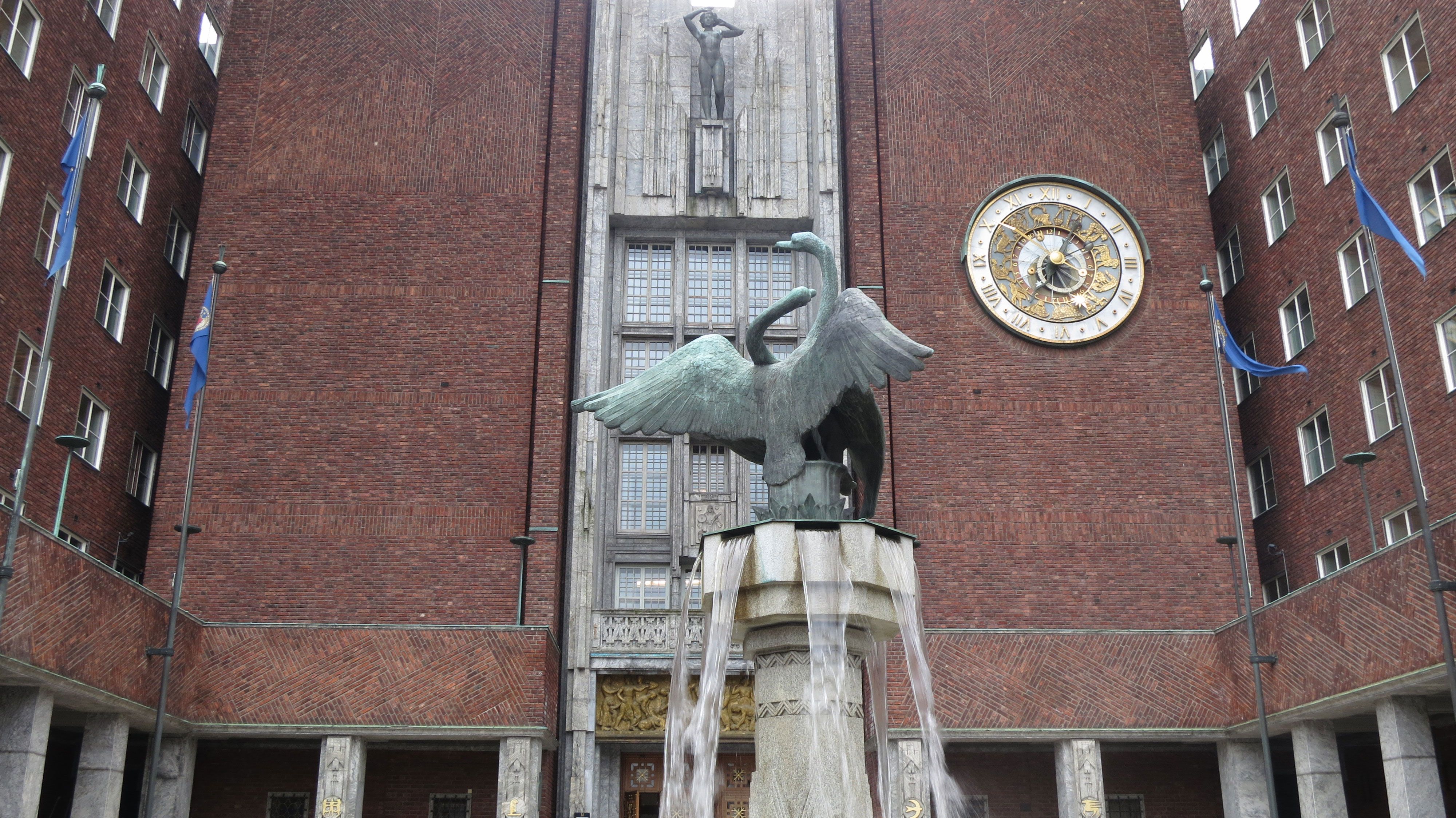 statue på fontenen foran hovedinngangen til oslo rådhus