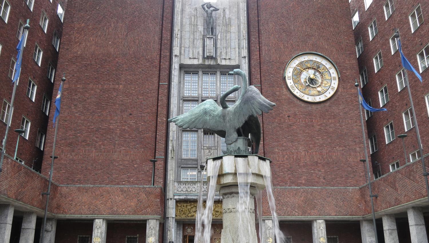 statue på fontenen foran hovedinngangen til oslo rådhus