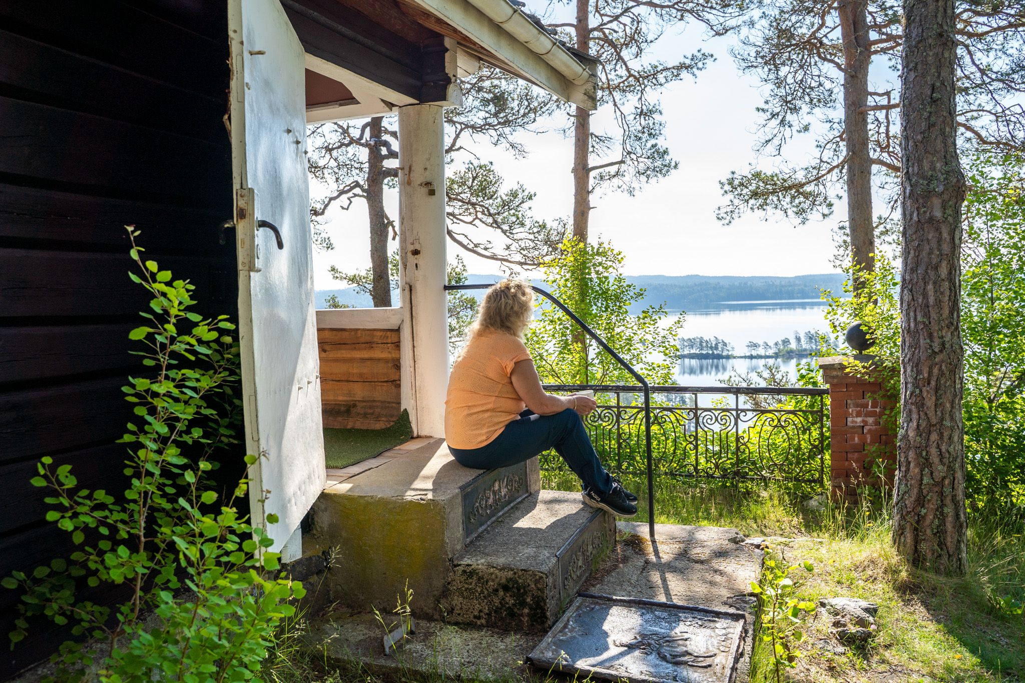 Dame sitter på trappa