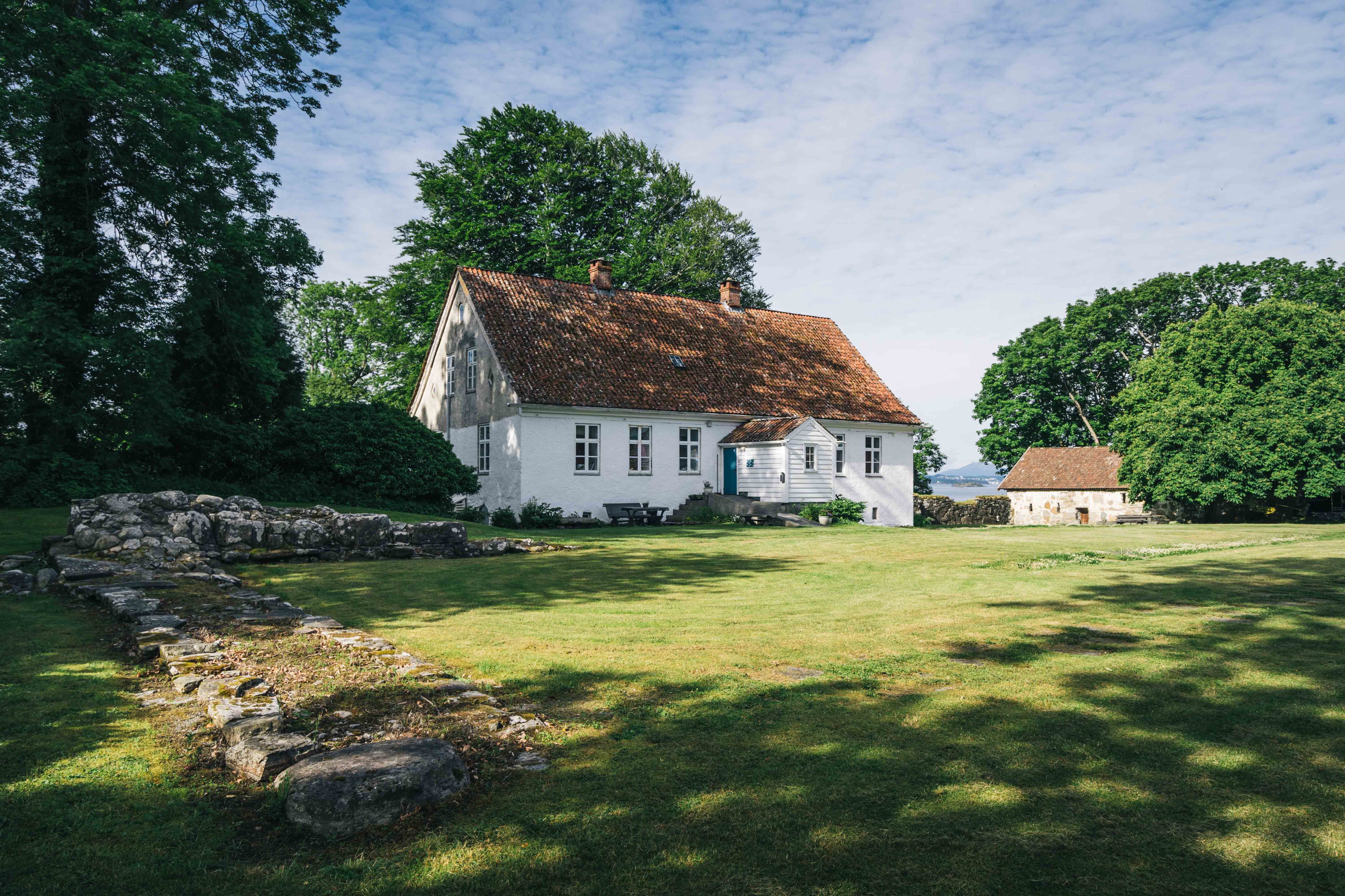 Halsnøy Kloster i Hardanger-regionen på ein finværsdag.