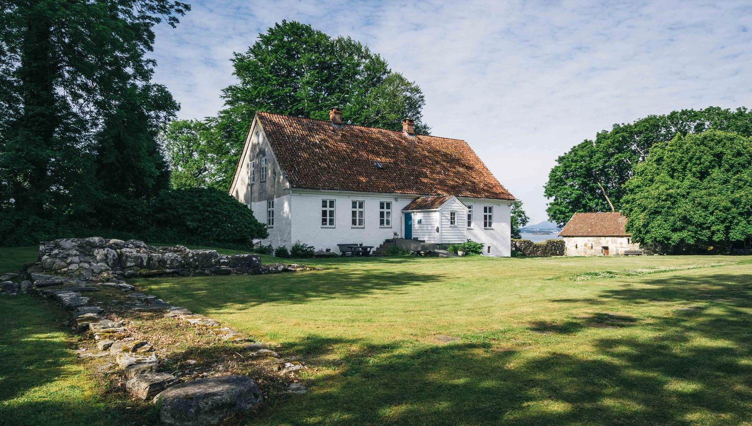 Halsnøy Kloster i Hardanger-regionen på ein finværsdag.
