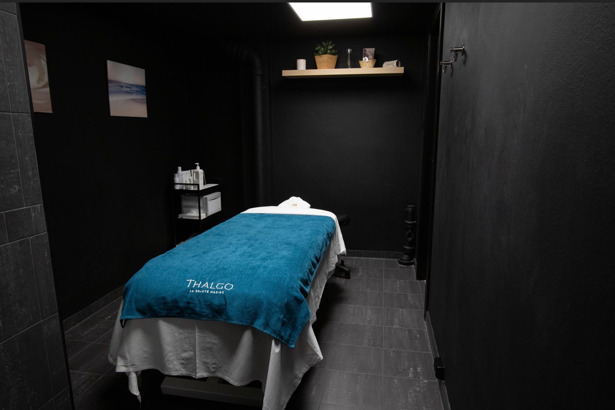 massagebench with blue towel 