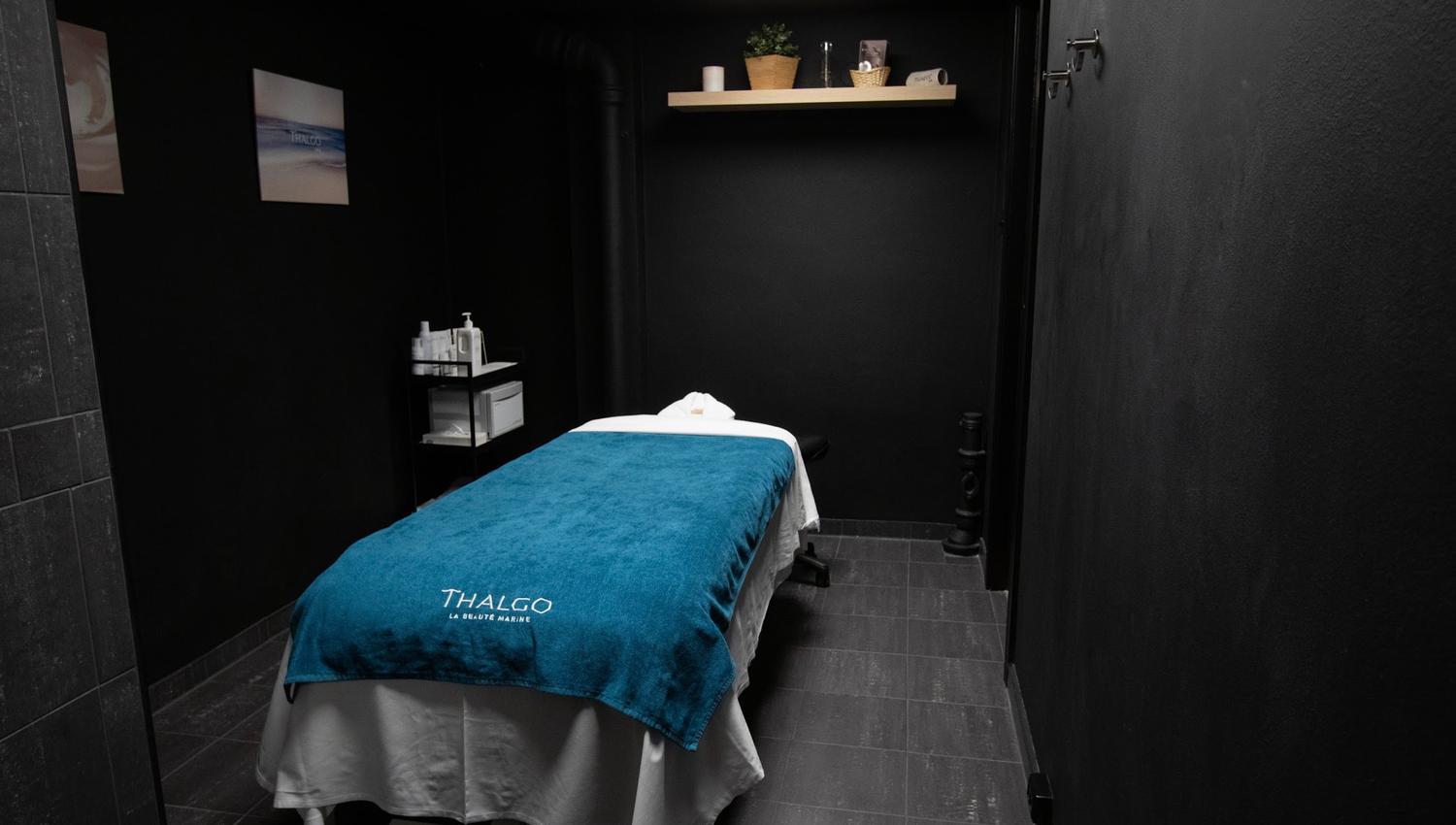 massagebench with blue towel