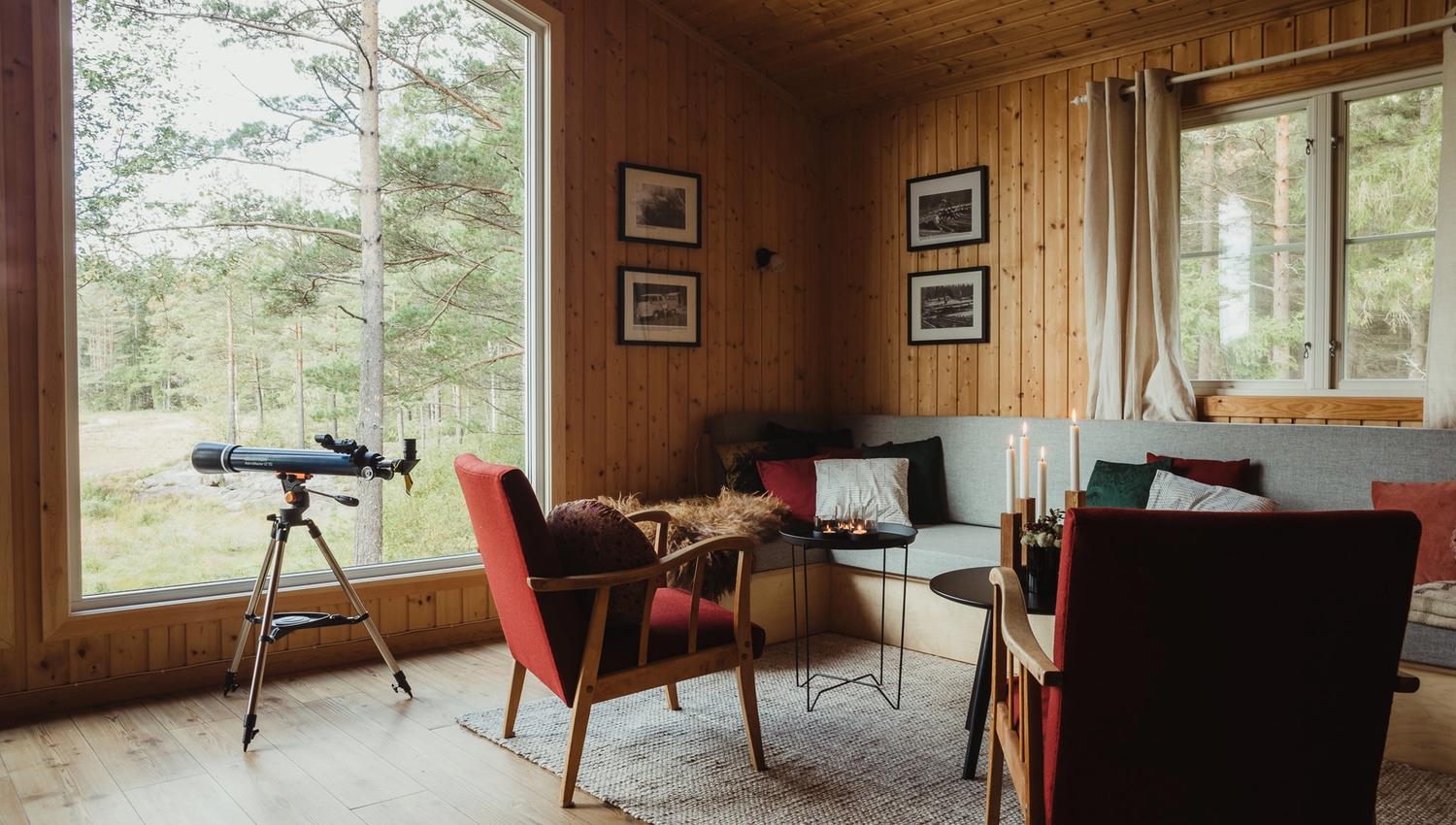 Interiør fra sittegruppe i hytta.