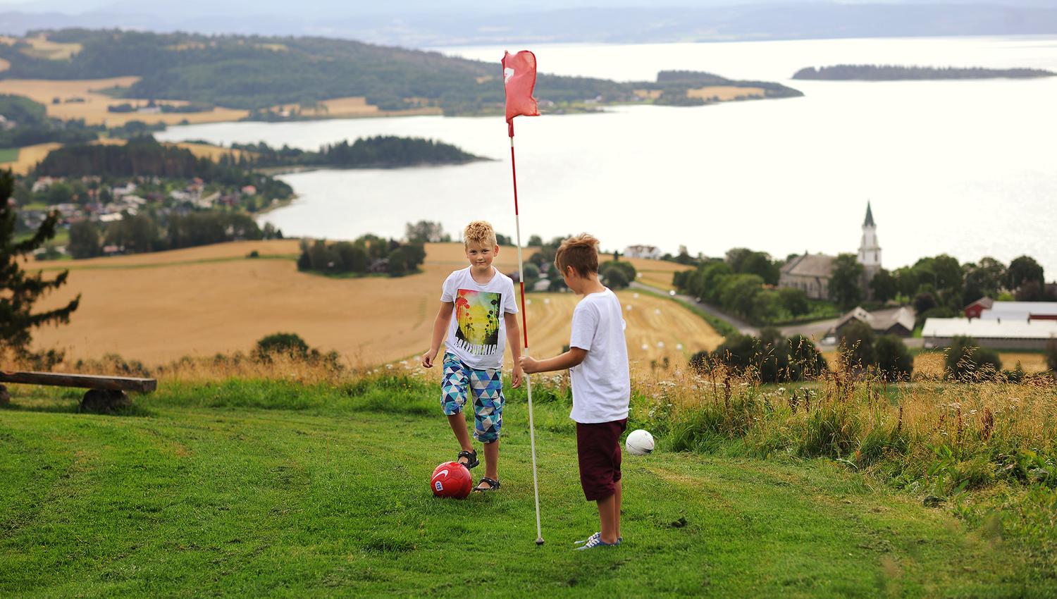 Fotballgolf med panoramautsikt over Trondheimsfjorden og Borgenfjorden.