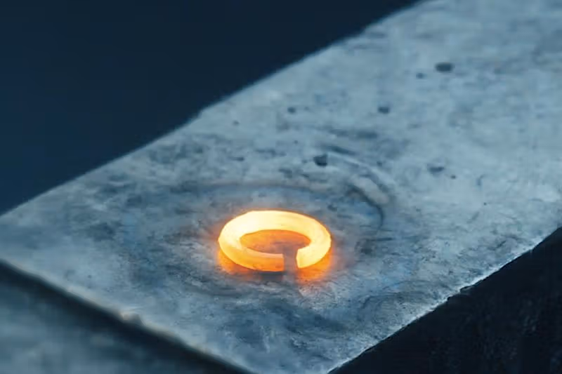 En glødende ring på et ambolt