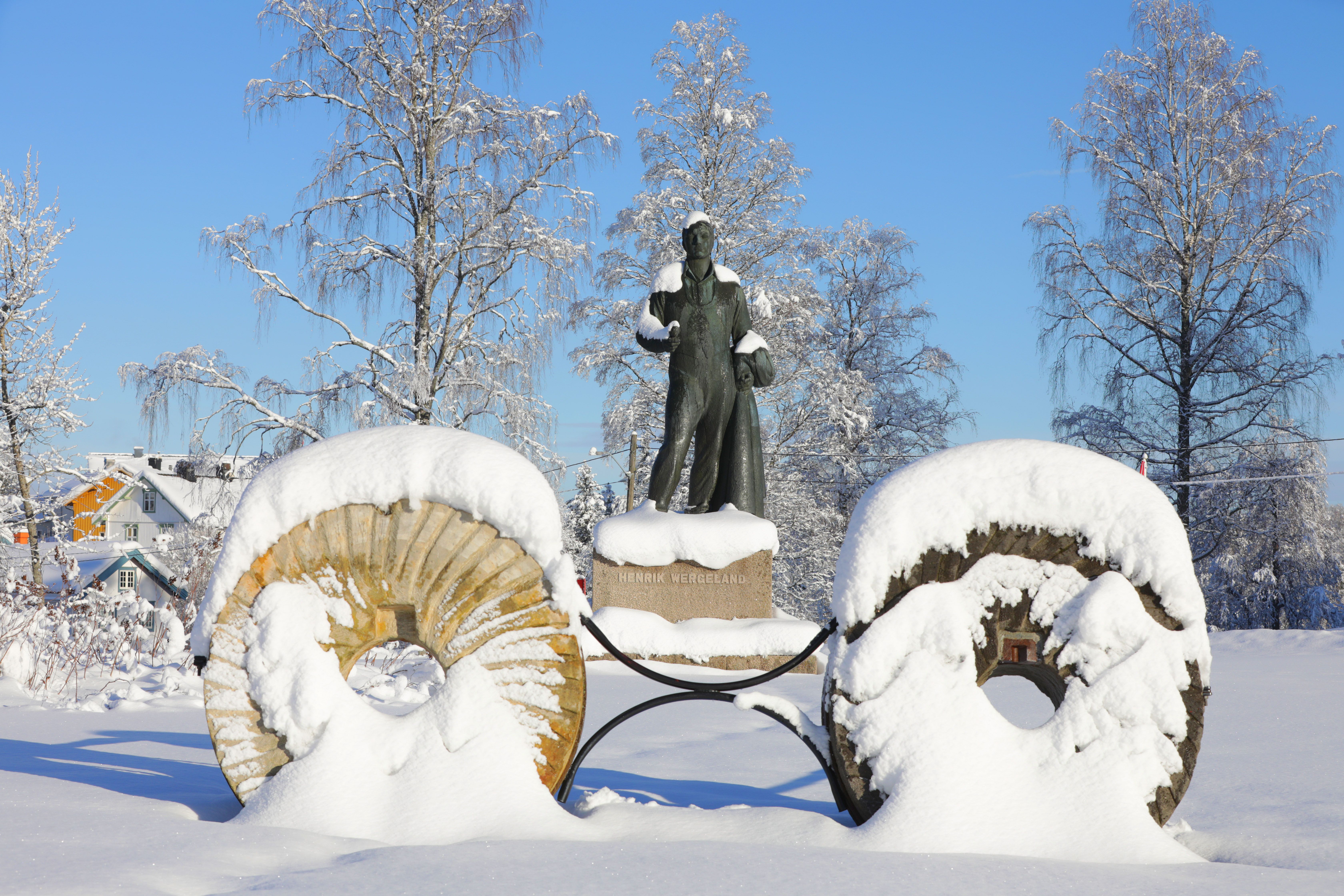 Historiske Eidsvoll - Statuen av Henrik Wergeland en vinterdag